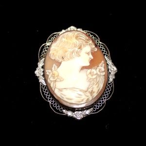 Perfect gift! Beautiful classic vintage Cameo pin